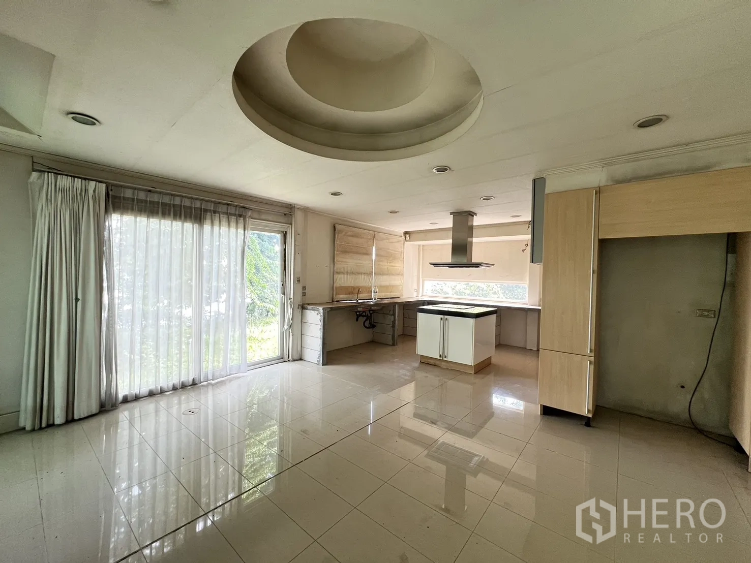 Detached House for sale in Saphan Sung, Bangkok - Kitchen-dining space with ceiling feature and doors opening to the garden.