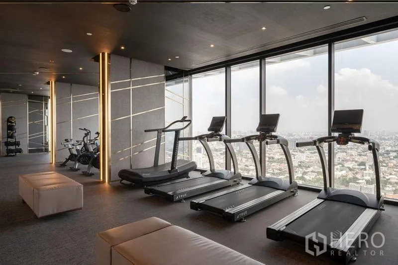 คอนโด ให้เช่าในWatthana, Bangkok - ฟิตเนสชั้นสูงพร้อมลู่วิ่งหันออกสู่หน้าต่างเต็มบานและวิวเมือง