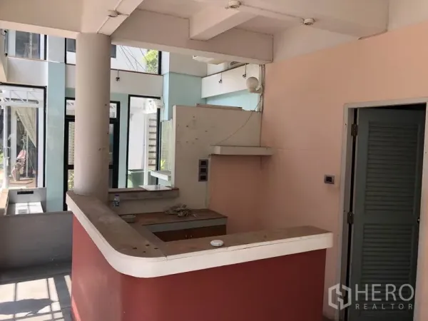 零售空间 出租在Khlong Toei, Bangkok - 开放式零售空间，内置接待台、挑高天花与充足采光。