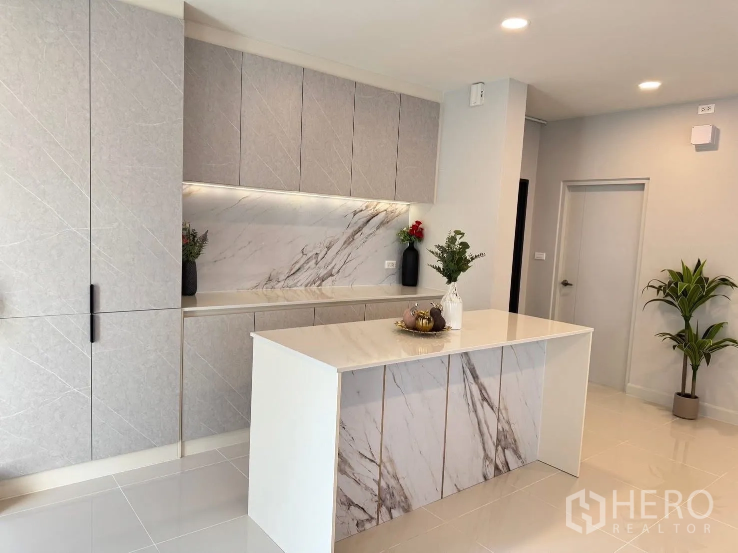 Detached House for rent in Bang Phli, Samut Prakan - Contemporary pantry with marble island, marble backsplash, and ample cabinetry.