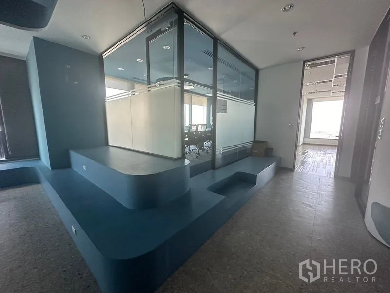 สำนักงาน ให้เช่าในRatchathewi, Bangkok - ห้องประชุมกระจกข้างแท่นนั่งขั้นบันไดสีน้ำเงิน