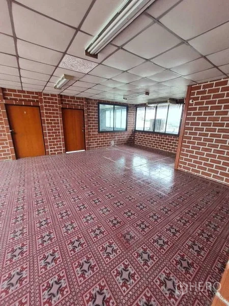 คลังสินค้า ให้เช่าในBang Yai, Nonthaburi - ห้องมุมผนังลายอิฐ มีประตูไม้สองบานและกระเบื้องลาย