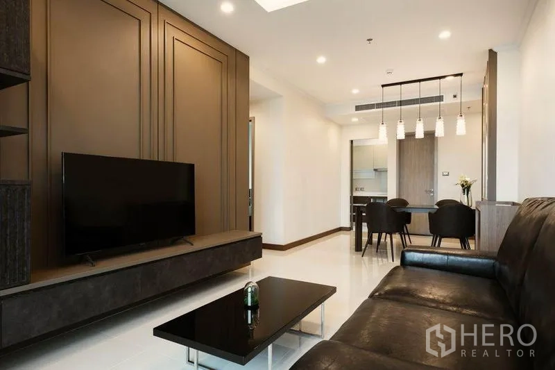 คอนโด ให้เช่าหรือขายในWatthana, Bangkok - ห้องนั่งเล่นมีโซฟาหนัง ตู้ทีวีบิวท์อิน และพื้นที่ทานอาหารต่อเนื่อง