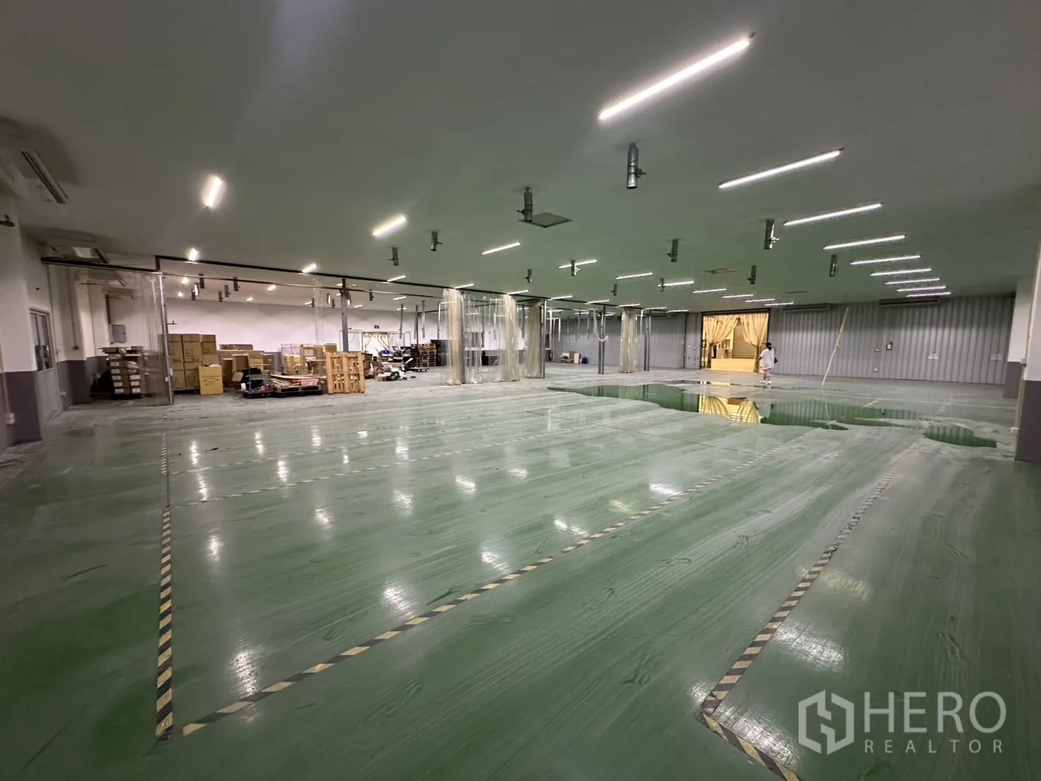 โรงงาน ให้เช่า - ฮอลล์ผลิตขนาดใหญ่ มีพื้นที่เก็บของและอุปกรณ์ด้านท้าย