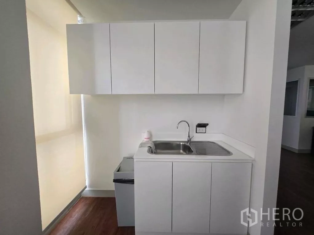 สำนักงาน ให้เช่าในPrawet, Bangkok - แพนทรี่ขนาดกะทัดรัด ตู้บิลท์อินสีขาว อ่างล้าง และท็อปทำงาน