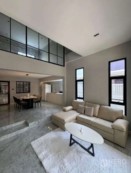 联排别墅 出租或出售在Prawet, Bangkok - 挑高客厅，落地高窗与玻璃夹层