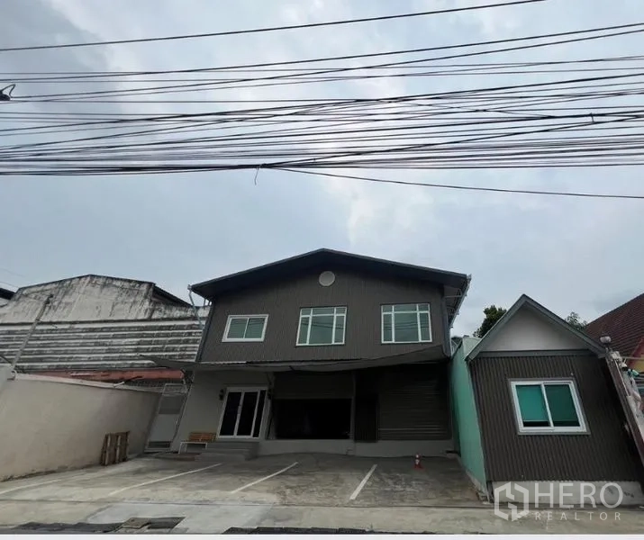 คลังสินค้า ให้เช่าในPrawet, Bangkok - มุมมองด้านหน้าอาคารโกดัง พร้อมทางรถเข้าและช่องจอดรถ