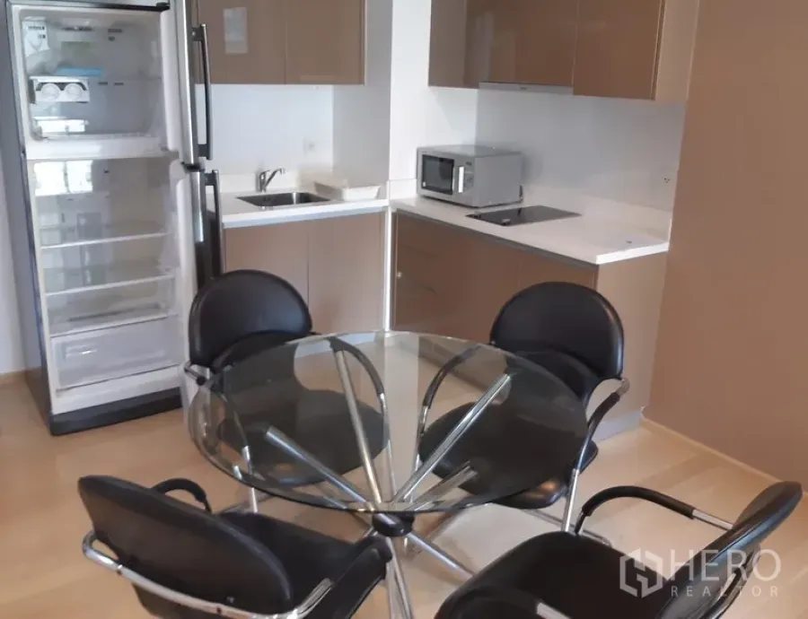 คอนโด ให้เช่าในKhlong Toei, Bangkok - ครัวบิลท์อินตู้ล่างตู้บน อ่างล้างจาน เตา ไมโครเวฟ ตู้เย็น พร้อมโต๊ะอาหารกระจกทรงกลม 4 ที่นั่ง