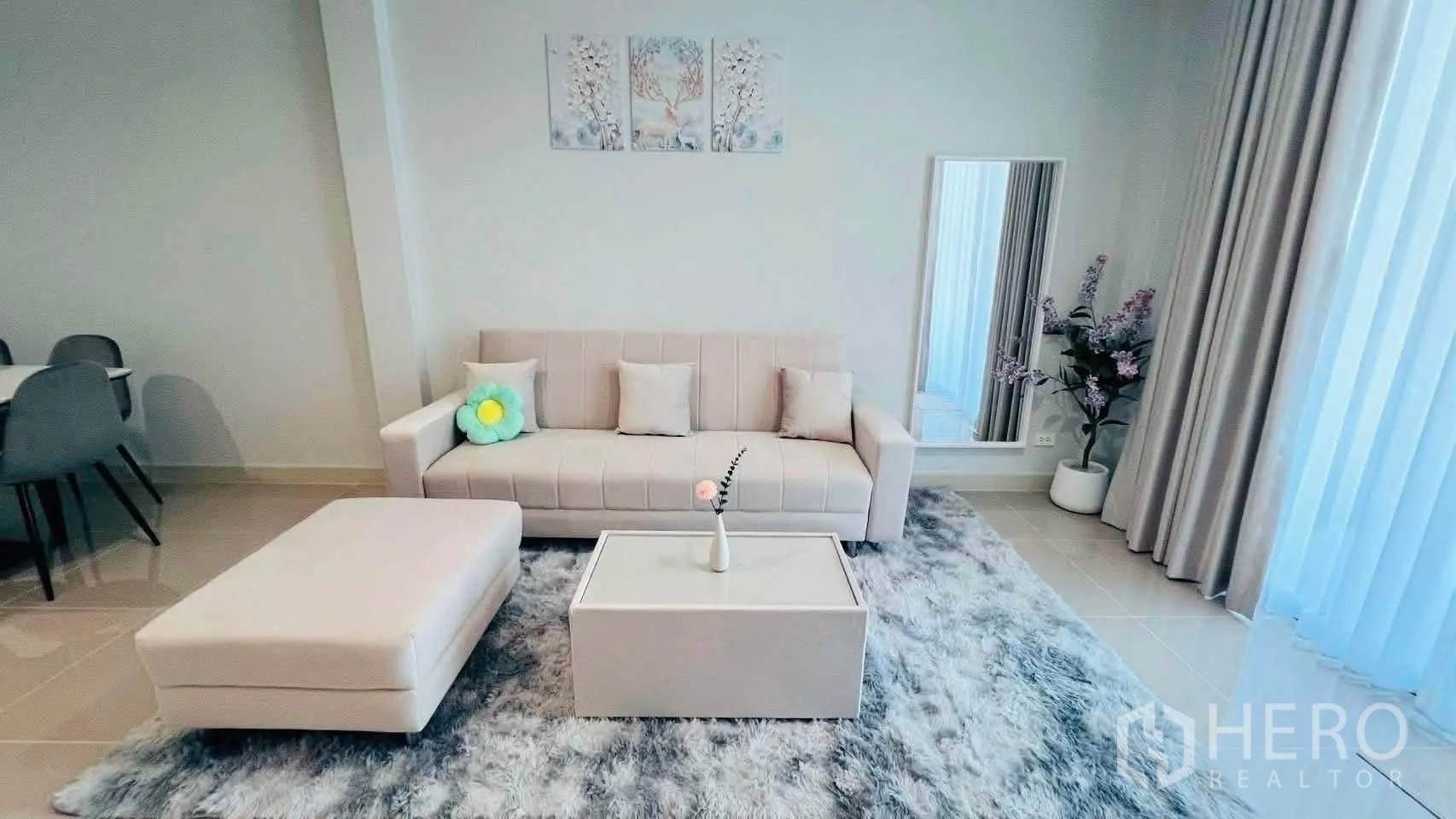 ทาวน์เฮาส์ for rent in Bang Phli, Samut Prakan - ห้องนั่งเล่นโซฟาสีครีม ออตโตมัน พรมฟู และผ้าม่านสูง