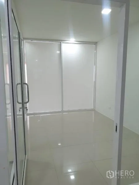 สำนักงานที่บ้าน ให้เช่าในBang Rak, Bangkok - ห้องประชุมปิดทึบด้วยประตูกระจกบานเลื่อนและม่านม้วนสีขาว