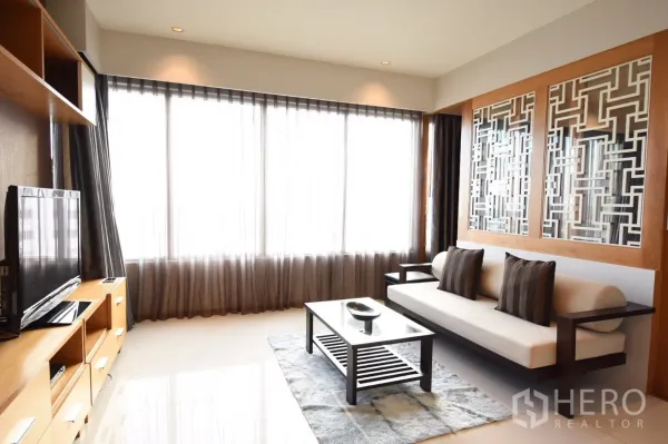 คอนโด ให้เช่าในKhlong Toei, Bangkok - ห้องนั่งเล่นสว่างด้วยหน้าต่างเต็มผนัง ผ้าม่านโปร่ง โซฟาทันสมัยและโต๊ะกลางกระจก