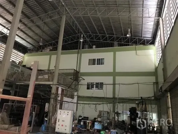 โรงงาน ขายในKhlong Luang, Pathum Thani - ฮอลล์โรงงานเพดานสูง โครงเหล็ก มีสำนักงานชั้นลอยและเครื่องจักร