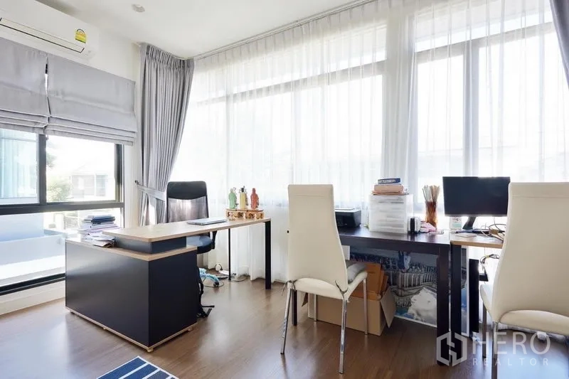 独立式住宅 出租或出售在Bang Kapi, Bangkok - 明亮书房，双工位临近高窗，木地板。