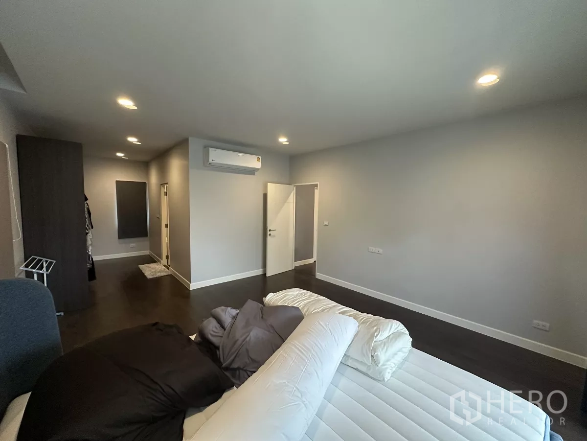 บ้าน ให้เช่าหรือขายในLam Luk Ka, Pathum Thani - ห้องนอนขนาดใหญ่ พื้นที่กว้าง มีที่นอน เครื่องปรับอากาศ และโถงทางเดินไปห้องน้ำ/แต่งตัว