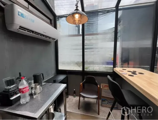 พื้นที่ขายปลีก ให้เช่าในWatthana, Bangkok - มุมที่นั่งกระจกพร้อมเคาน์เตอร์บาร์ แอร์ และโคมไฟ