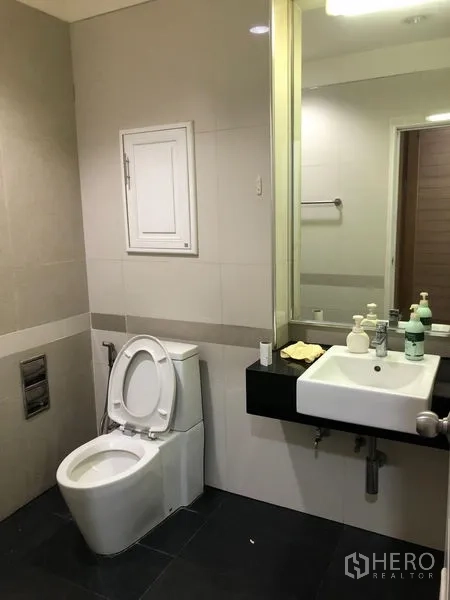 อาคารพาณิชย์ ให้เช่า - ห้องน้ำปูกระเบื้อง พร้อมอ่างล้างหน้า กระจกบานใหญ่ และโถสุขภัณฑ์