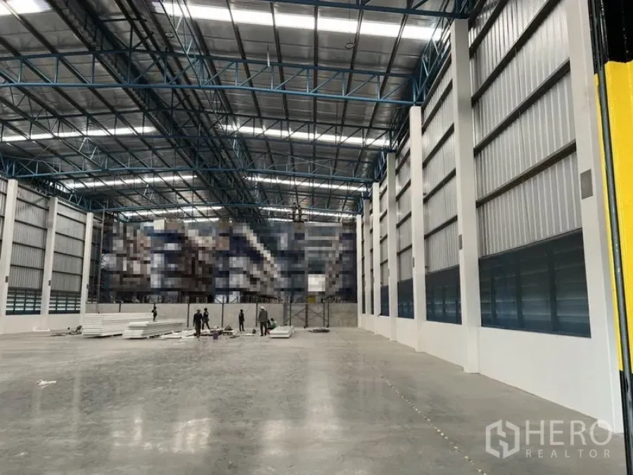 Warehouse for rent in Lat Krabang, Bangkok - High-bay warehouse interior with blue steel trusses, skylights and polished concrete floor