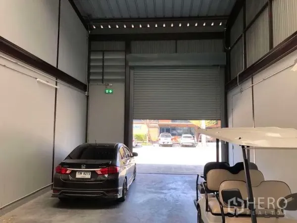 货栈 出租在Bang Phli, Samut Prakan - 从仓内望向高挑卷闸门的出入口。