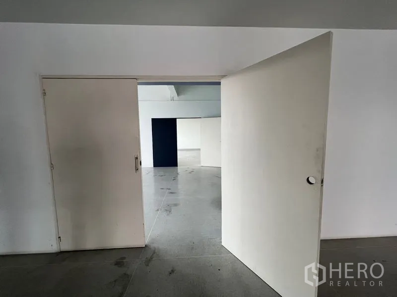 Office Space for rent in Mueang Samut Prakan, Samut Prakan - Wide double doors opening to an adjoining white-walled workspace.