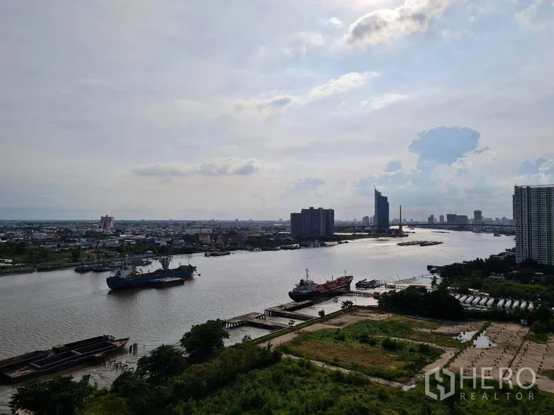 公寓 出租或出售在Yan Nawa, Bangkok - 高楼层可观昭披耶河与Rama III天际线的全景视野。