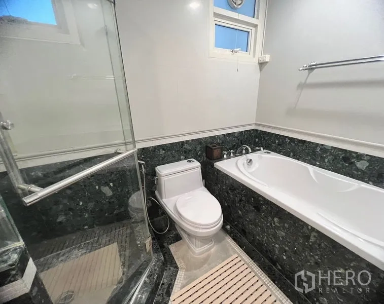 คอนโด ให้เช่าในSathon, Bangkok - ห้องน้ำมีอ่างอาบน้ำและฝักบัวแยก พร้อมหน้าต่างระบายอากาศ