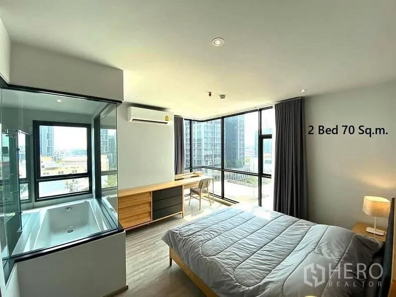 公寓 出租在Watthana, Bangkok - 转角卧室，玻璃隔断浴室与城市景观，2卧70㎡户型。