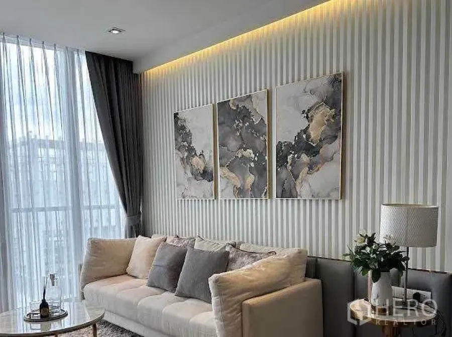 公寓 出售在Khlong Toei, Bangkok - 休闲区，浅色沙发、纹理背景墙与三联画。