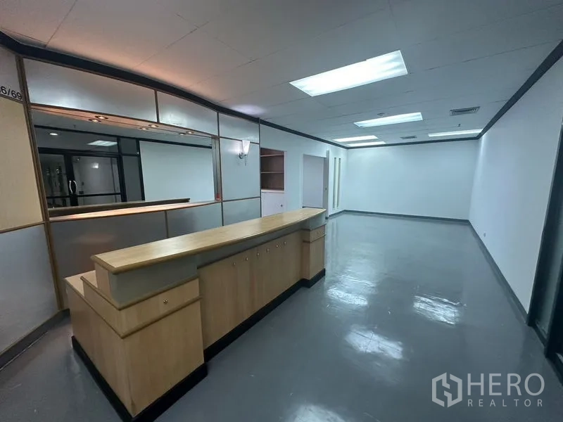 สำนักงาน ให้เช่าในYan Nawa, Bangkok - เคาน์เตอร์ต้อนรับยาวในโถงใหญ่ เพดานฝ้าพร้อมไฟ และพื้นไวนิลสีเทา