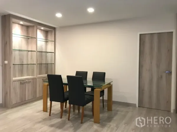 คอนโด ให้เช่าในWatthana, Bangkok - มุมรับประทานอาหารสว่างไสว โต๊ะกระจก เก้าอี้สีดำ 4 ตัว พร้อมตู้โชว์กระจกไฟในตัว