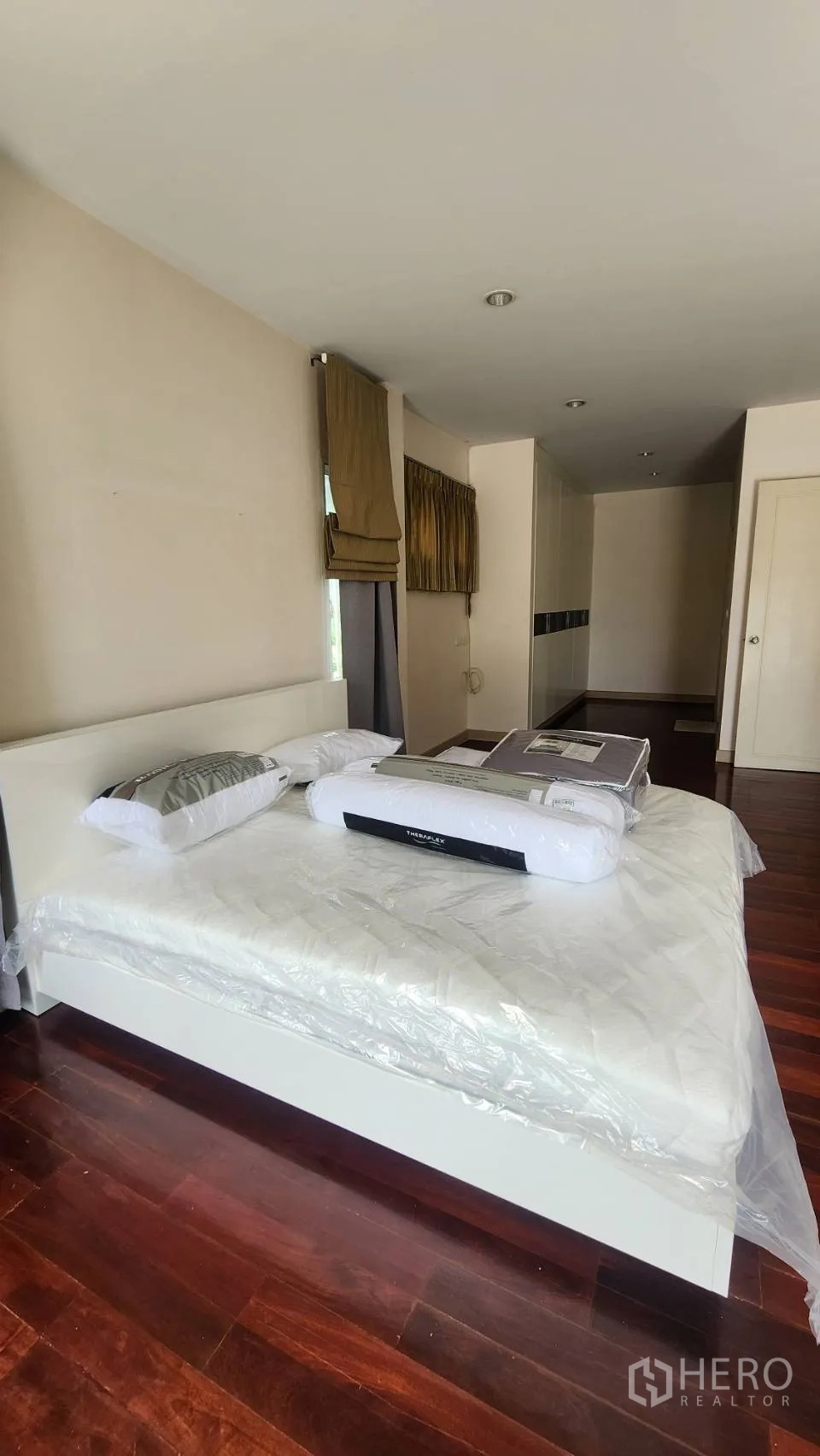 บ้านเดี่ยว for rent in Watthana, Bangkok - ห้องนอนกว้างพื้นไม้พร้อมเตียงขนาดใหญ่