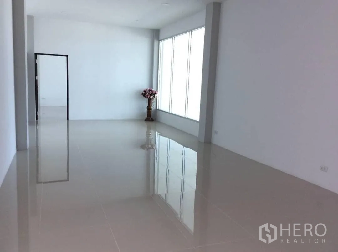 工厂 出租或出售在Bang Sao Thong, Samut Prakan - 简约办公室，落地窗与亮面瓷砖地