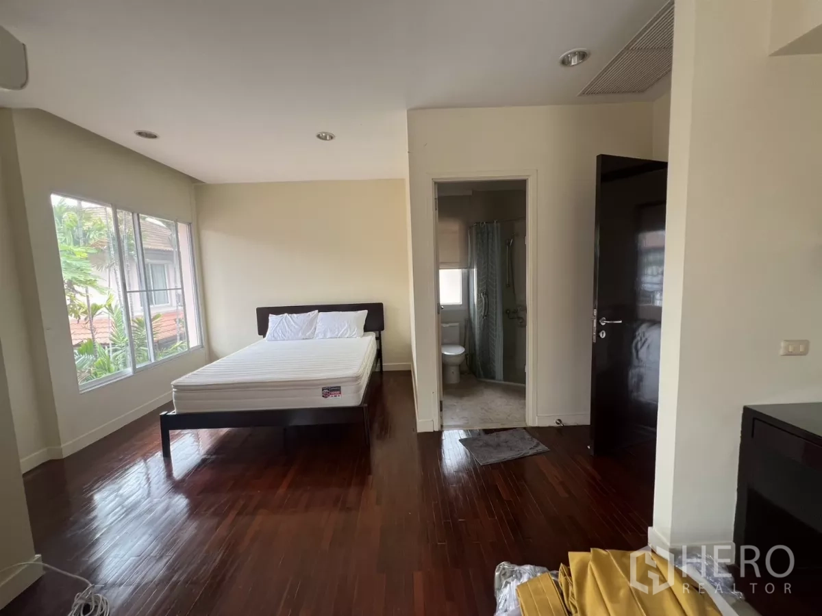 บ้าน ให้เช่าในWang Thonglang, Bangkok - พื้นที่นั่งเล่นเปิดสู่สวนหน้าบ้านผ่านประตูกระจก มีผนังทีวีและโซฟา