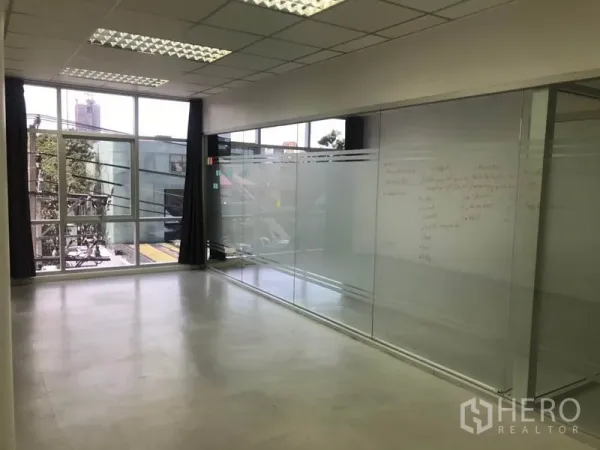 สำนักงาน ให้เช่าในKhlong Toei, Bangkok - โซนออฟฟิศสว่างด้วยหน้าต่างสูงจรดเพดาน และผนังกระจกฟรอสต์ยาว