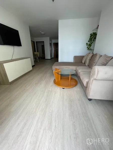 คอนโด ให้เช่าหรือขายในWatthana, Bangkok - พื้นที่นั่งเล่นเปิดโล่ง มีโซฟา ตู้วางทีวี และโซนทานอาหารด้านหลัง