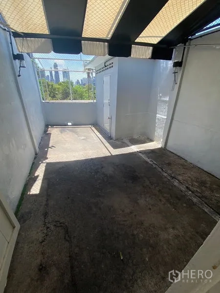 อาคารพาณิชย์ ให้เช่าในKhlong Toei, Bangkok - ดาดฟ้ามีหลังคาบางส่วน รั้วตาข่าย มองเห็นวิวสกายไลน์