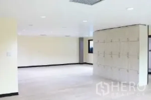 办公空间 出租在Bang Rak, Bangkok - 开放式办公区，吊顶灯光与内置储物柜。