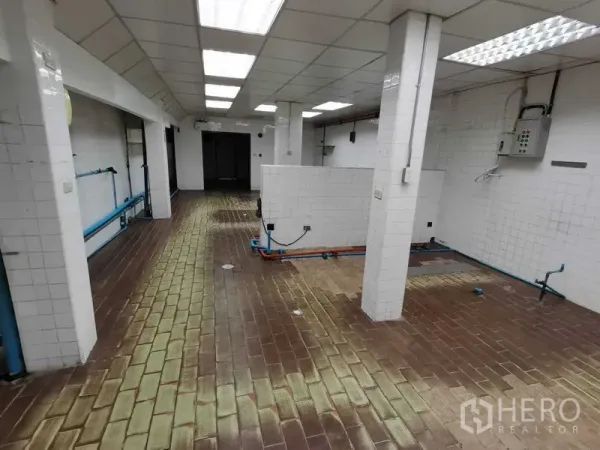 零售空间 出租在Pathum Wan, Bangkok - 后勤瓷砖房，砖地面与外露管线，适合商用厨房。