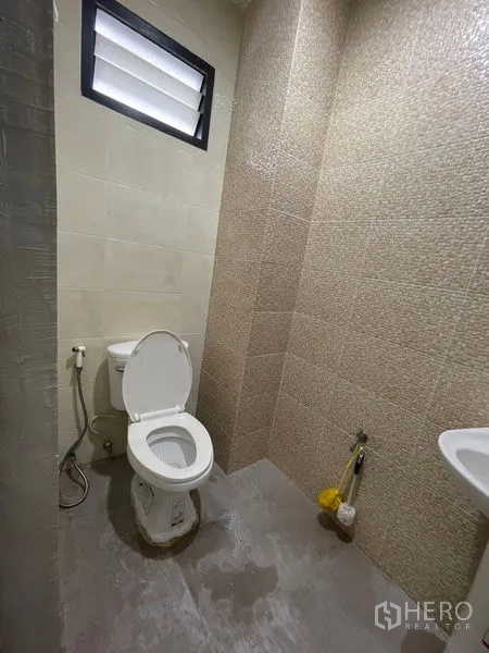 带办公室的家 出租在Chatuchak, Bangkok - 紧凑卫生间，马桶、喷枪与百叶窗