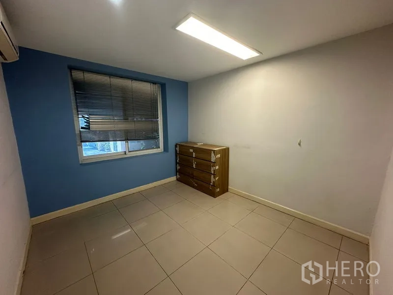 สำนักงาน ขาย - ห้องทำงานขนาดเล็ก ผนังสีน้ำเงิน บานมู่ลี่ และตู้ลิ้นชัก