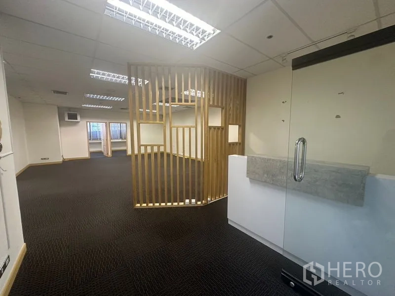 办公空间 出租在Bang Na, Bangkok - 接待入口，玻璃门与木格栅通向开放式办公室。