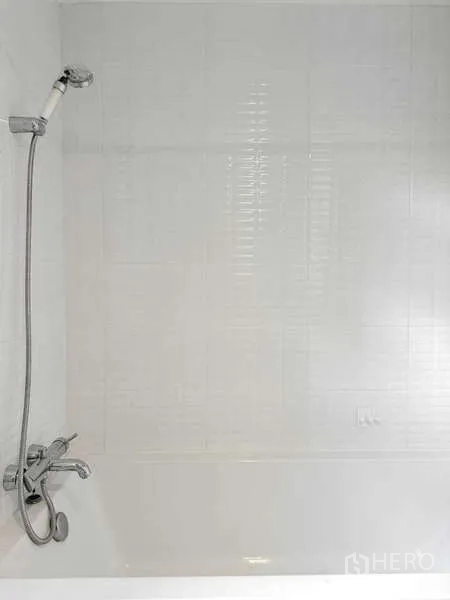 คอนโด ให้เช่าในKhlong Toei, Bangkok - อ่างอาบน้ำสีขาวพร้อมฝักบัวและผนังกระเบื้องเงางาม