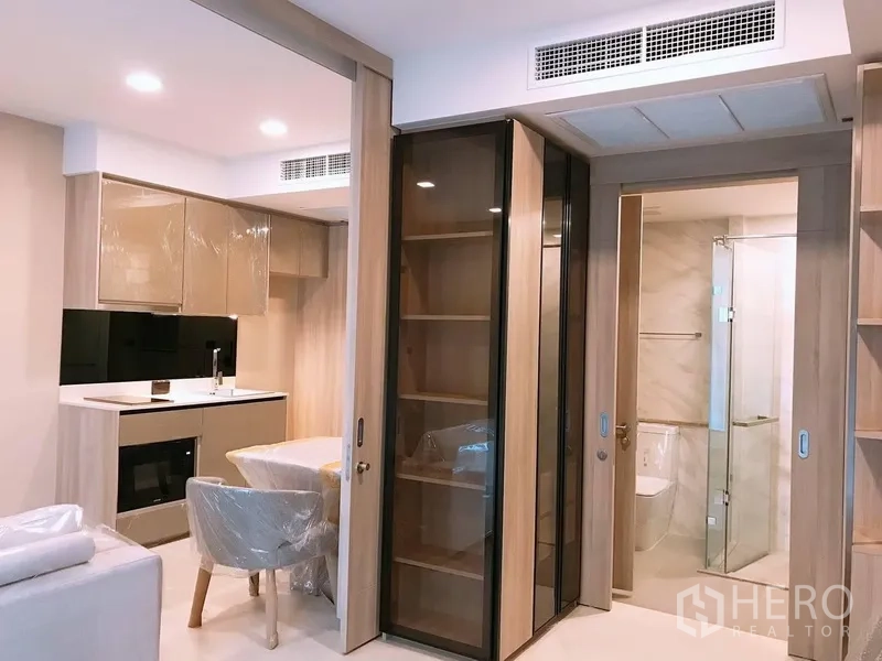 公寓 出租在Watthana, Bangkok - 小厨房旁是玻璃柜及通往现代浴室的入口，浴室带玻璃淋浴间。