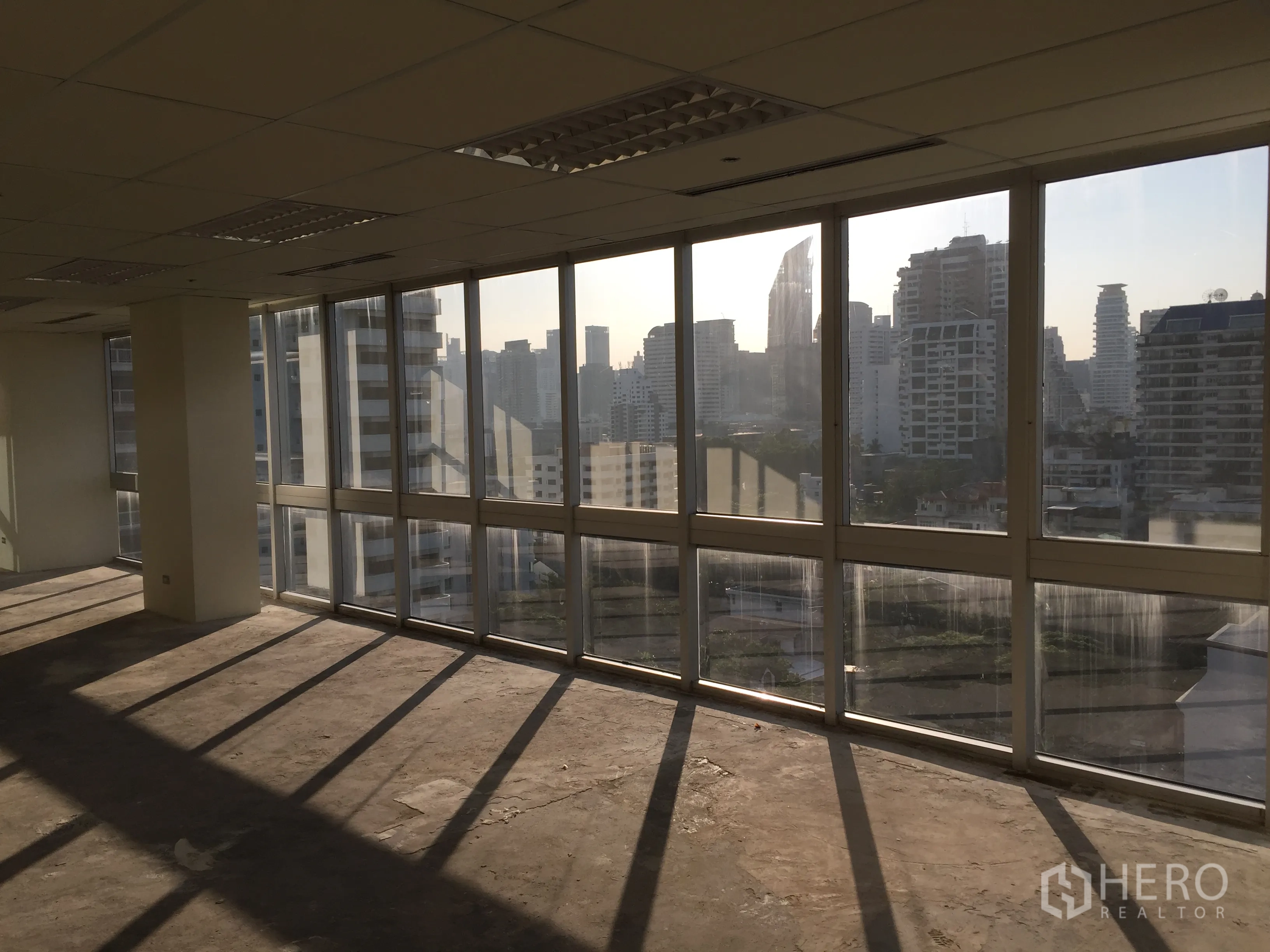 สำนักงาน ให้เช่าในKhlong Toei, Bangkok - พื้นที่สำนักงานแบบเชลล์ห้องมุม กระจกบานสูง รับวิวสกายไลน์กรุงเทพฯ แสงบ่ายทอดบนพื้นคอนกรีต