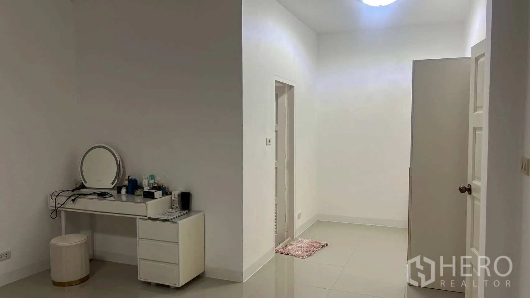 家庭办公室 for rent in Wang Thonglang, Bangkok - 梳妆台与走廊，连接储物柜和浴室。
