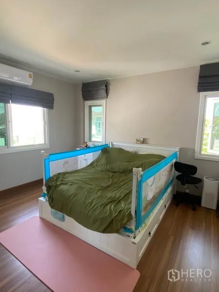 บ้าน ขายในBang Sao Thong, Samut Prakan - ห้องนอนพร้อมเตียงขนาดใหญ่ พื้นไม้ และหน้าต่างมุมรับแสง
