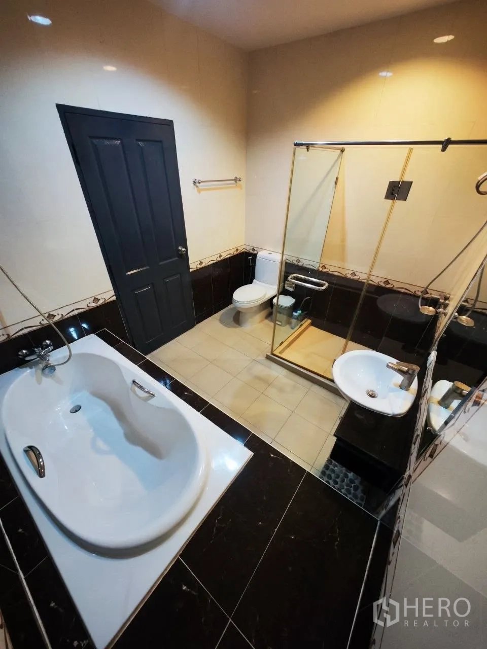 家庭办公室 for rent in Bang Na, Bangkok - 现代化浴室，配浴缸、玻璃淋浴间、盥洗台和坐便器。