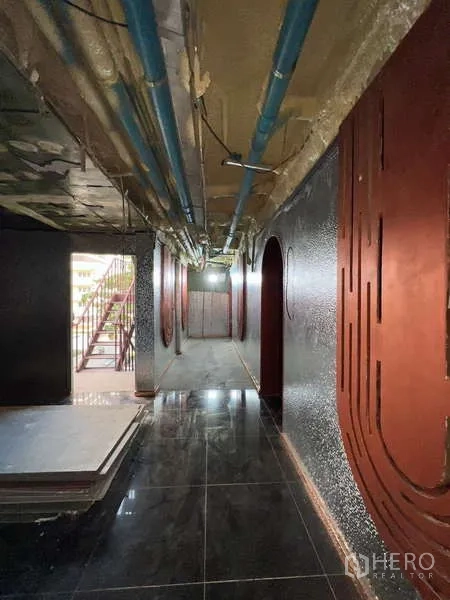 อาคารพาณิชย์ ให้เช่า - โถงทางเดินท่อโชว์ ผนังลายโค้ง และทางขึ้นลงบันได