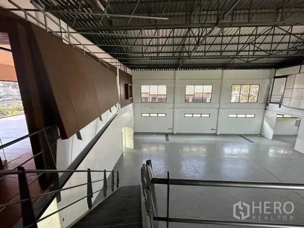 คลังสินค้า ให้เช่าในPhra Khanong, Bangkok - พื้นโกดังแบบโปร่งมองจากบันไดพร้อมหน้าต่างสูงและพื้นคอนกรีตขัดมัน