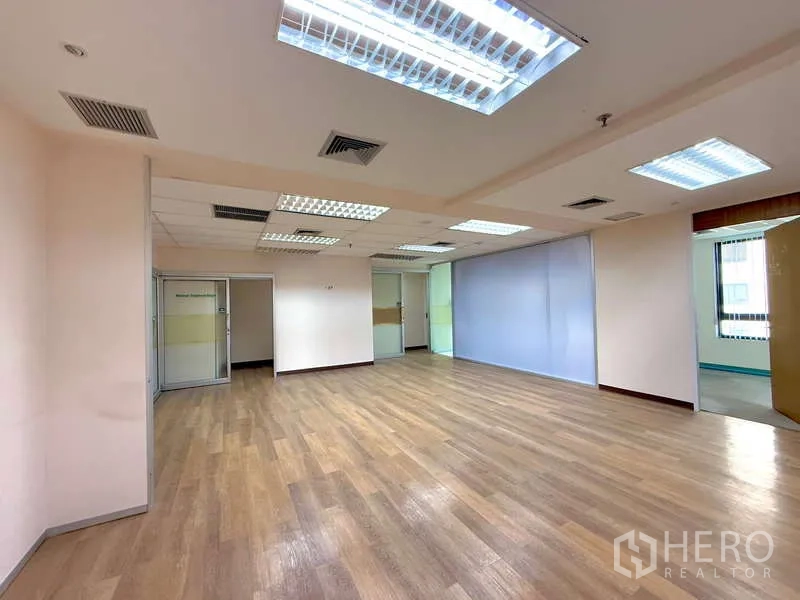 办公空间 出租在Chatuchak, Bangkok - 大开间办公区，木地板与多组顶灯