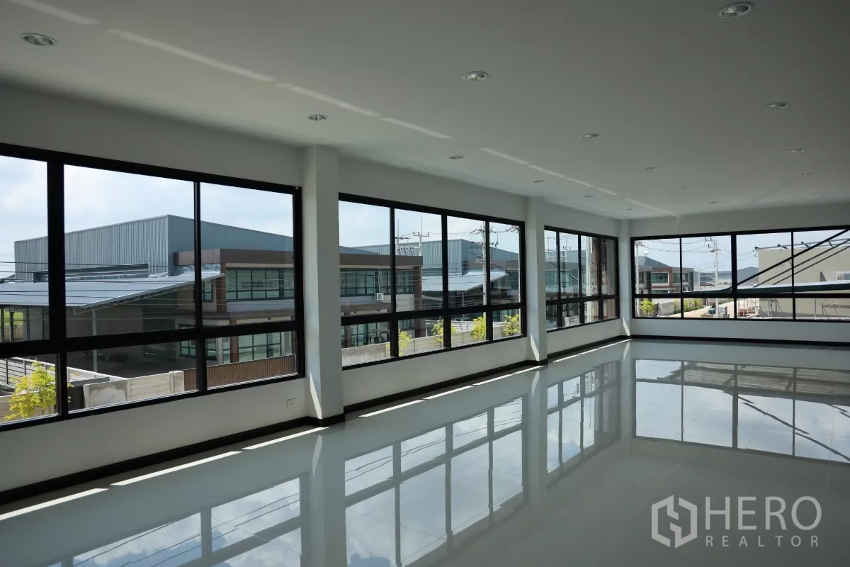Factory for rent or sale in Bang Len, Nakhon Pathom - Open-plan office level with panoramic windows providing abundant natural light.